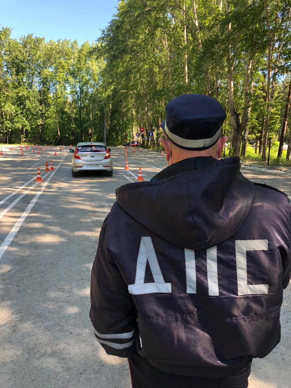 Инспектор ГАИ принимает экзамен по вождению у кандидата в водители. 